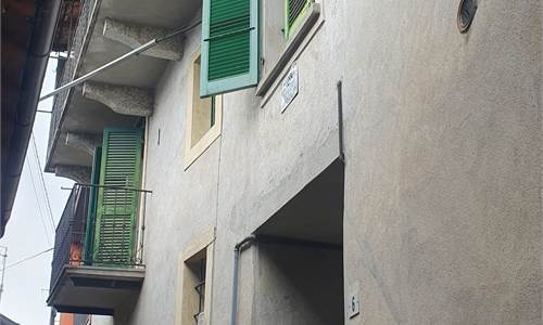 CASA DI PAESE E FIENILE ANNESSO